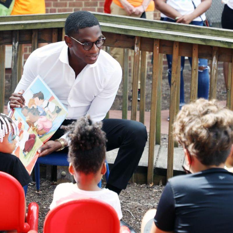 Mayor Bibb reading to children